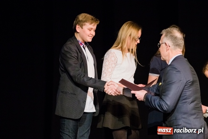 Zdjęcie w galerii na portalu naszraciborz.pl: Dyplomy i stypendia za wysokie wyniki w nauce w raciborskich szkołach rozdane wiadomości z regionu