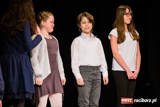 Zdjęcie w galerii na portalu naszraciborz.pl: Dyplomy i stypendia za wysokie wyniki w nauce w raciborskich szkołach rozdane wiadomości z regionu