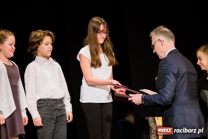Zdjęcie w galerii na portalu naszraciborz.pl: Dyplomy i stypendia za wysokie wyniki w nauce w raciborskich szkołach rozdane wiadomości z regionu