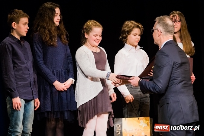 Zdjęcie w galerii na portalu naszraciborz.pl: Dyplomy i stypendia za wysokie wyniki w nauce w raciborskich szkołach rozdane wiadomości z regionu