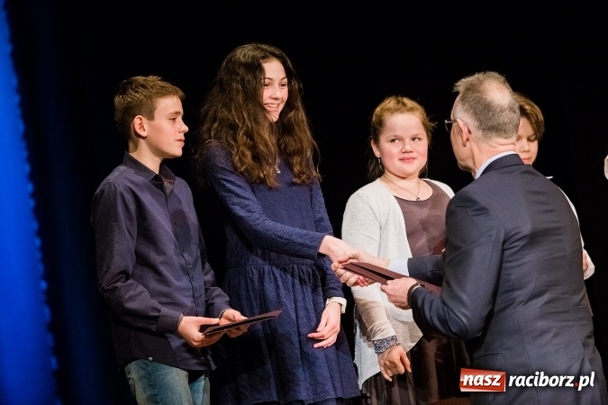 Zdjęcie w galerii na portalu naszraciborz.pl: Dyplomy i stypendia za wysokie wyniki w nauce w raciborskich szkołach rozdane wiadomości z regionu