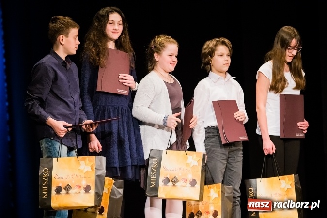 Zdjęcie w galerii na portalu naszraciborz.pl: Dyplomy i stypendia za wysokie wyniki w nauce w raciborskich szkołach rozdane wiadomości z regionu