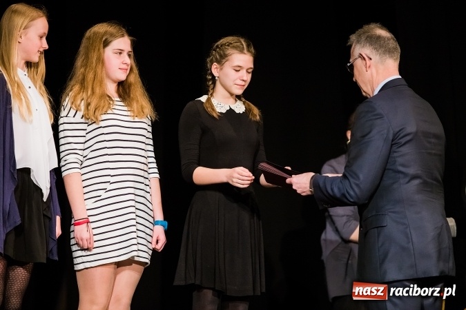 Zdjęcie w galerii na portalu naszraciborz.pl: Dyplomy i stypendia za wysokie wyniki w nauce w raciborskich szkołach rozdane wiadomości z regionu