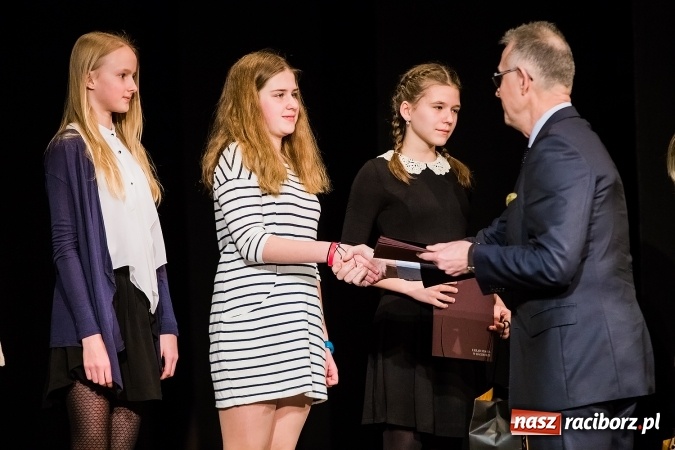 Zdjęcie w galerii na portalu naszraciborz.pl: Dyplomy i stypendia za wysokie wyniki w nauce w raciborskich szkołach rozdane wiadomości z regionu