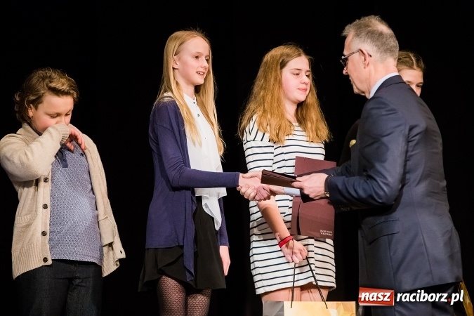 Zdjęcie w galerii na portalu naszraciborz.pl: Dyplomy i stypendia za wysokie wyniki w nauce w raciborskich szkołach rozdane wiadomości z regionu