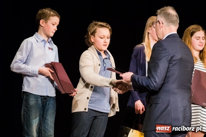 Zdjęcie w galerii na portalu naszraciborz.pl: Dyplomy i stypendia za wysokie wyniki w nauce w raciborskich szkołach rozdane wiadomości z regionu