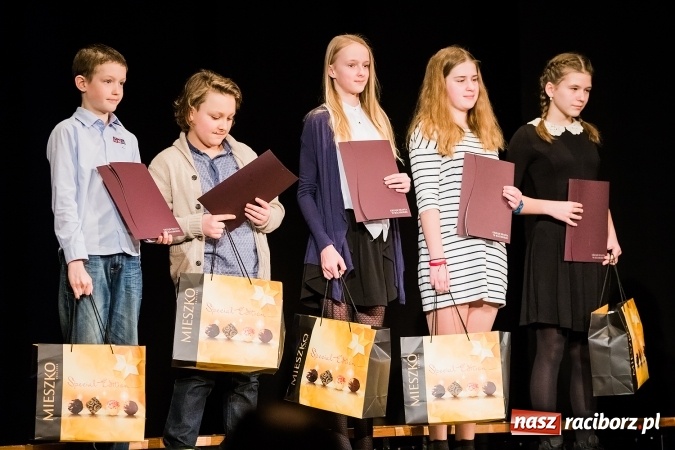 Zdjęcie w galerii na portalu naszraciborz.pl: Dyplomy i stypendia za wysokie wyniki w nauce w raciborskich szkołach rozdane wiadomości z regionu