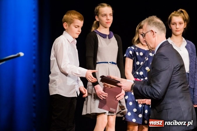 Zdjęcie w galerii na portalu naszraciborz.pl: Dyplomy i stypendia za wysokie wyniki w nauce w raciborskich szkołach rozdane wiadomości z regionu