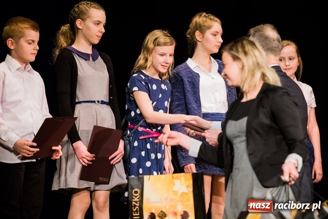 Zdjęcie w galerii na portalu naszraciborz.pl: Dyplomy i stypendia za wysokie wyniki w nauce w raciborskich szkołach rozdane wiadomości z regionu