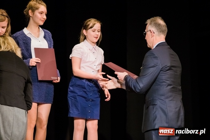 Zdjęcie w galerii na portalu naszraciborz.pl: Dyplomy i stypendia za wysokie wyniki w nauce w raciborskich szkołach rozdane wiadomości z regionu