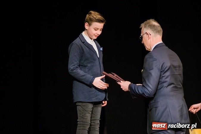 Zdjęcie w galerii na portalu naszraciborz.pl: Dyplomy i stypendia za wysokie wyniki w nauce w raciborskich szkołach rozdane wiadomości z regionu