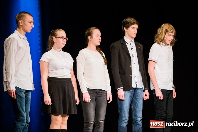 Zdjęcie w galerii na portalu naszraciborz.pl: Dyplomy i stypendia za wysokie wyniki w nauce w raciborskich szkołach rozdane wiadomości z regionu