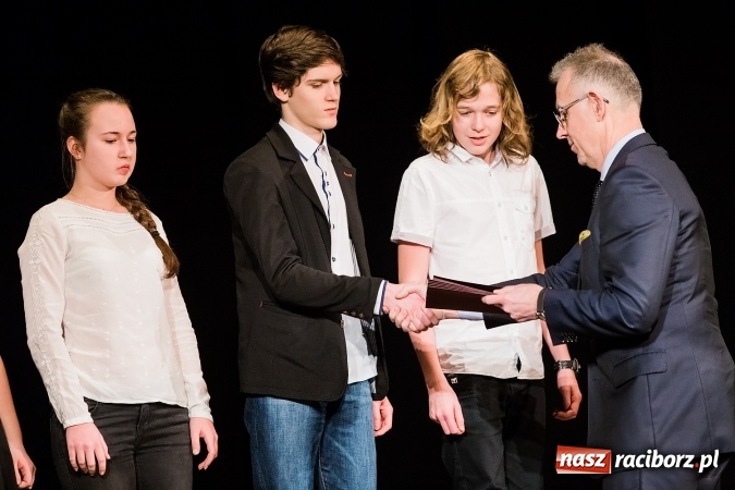 Zdjęcie w galerii na portalu naszraciborz.pl: Dyplomy i stypendia za wysokie wyniki w nauce w raciborskich szkołach rozdane wiadomości z regionu