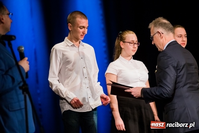 Zdjęcie w galerii na portalu naszraciborz.pl: Dyplomy i stypendia za wysokie wyniki w nauce w raciborskich szkołach rozdane wiadomości z regionu