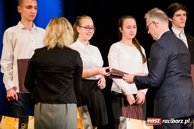 Zdjęcie w galerii na portalu naszraciborz.pl: Dyplomy i stypendia za wysokie wyniki w nauce w raciborskich szkołach rozdane wiadomości z regionu