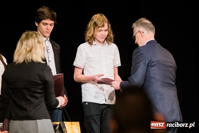 Zdjęcie w galerii na portalu naszraciborz.pl: Dyplomy i stypendia za wysokie wyniki w nauce w raciborskich szkołach rozdane wiadomości z regionu