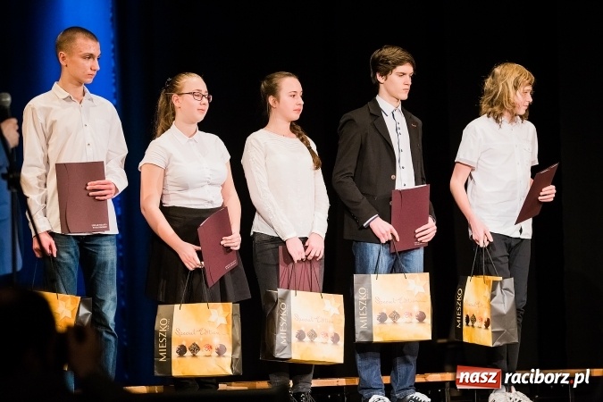 Zdjęcie w galerii na portalu naszraciborz.pl: Dyplomy i stypendia za wysokie wyniki w nauce w raciborskich szkołach rozdane wiadomości z regionu