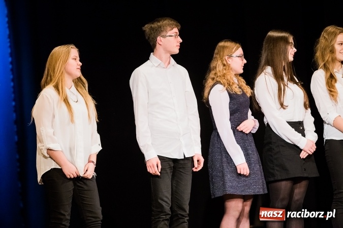 Zdjęcie w galerii na portalu naszraciborz.pl: Dyplomy i stypendia za wysokie wyniki w nauce w raciborskich szkołach rozdane wiadomości z regionu