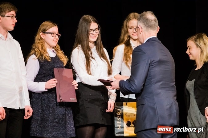 Zdjęcie w galerii na portalu naszraciborz.pl: Dyplomy i stypendia za wysokie wyniki w nauce w raciborskich szkołach rozdane wiadomości z regionu