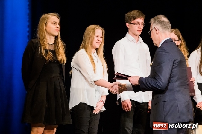 Zdjęcie w galerii na portalu naszraciborz.pl: Dyplomy i stypendia za wysokie wyniki w nauce w raciborskich szkołach rozdane wiadomości z regionu
