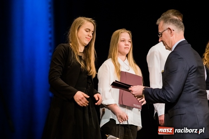 Zdjęcie w galerii na portalu naszraciborz.pl: Dyplomy i stypendia za wysokie wyniki w nauce w raciborskich szkołach rozdane wiadomości z regionu