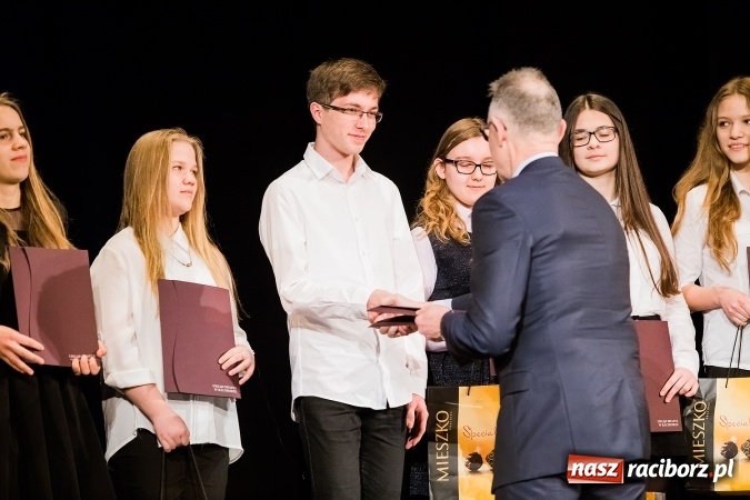 Zdjęcie w galerii na portalu naszraciborz.pl: Dyplomy i stypendia za wysokie wyniki w nauce w raciborskich szkołach rozdane wiadomości z regionu