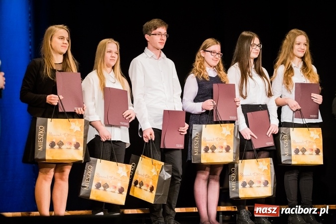 Zdjęcie w galerii na portalu naszraciborz.pl: Dyplomy i stypendia za wysokie wyniki w nauce w raciborskich szkołach rozdane wiadomości z regionu