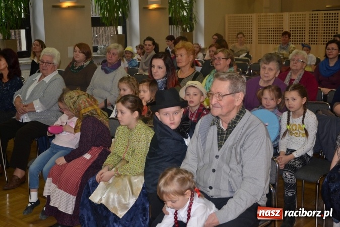 Zdjęcie w galerii na portalu naszraciborz.pl: W Tworkowie odbyła się jubileuszowa edycja Gminnego Konkursu Gwary Śląskiej wiadomości z regionu