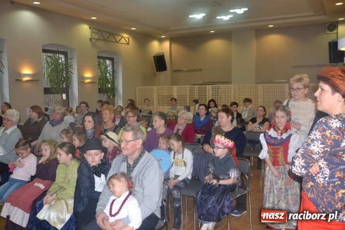 Zdjęcie w galerii na portalu naszraciborz.pl: W Tworkowie odbyła się jubileuszowa edycja Gminnego Konkursu Gwary Śląskiej wiadomości z regionu