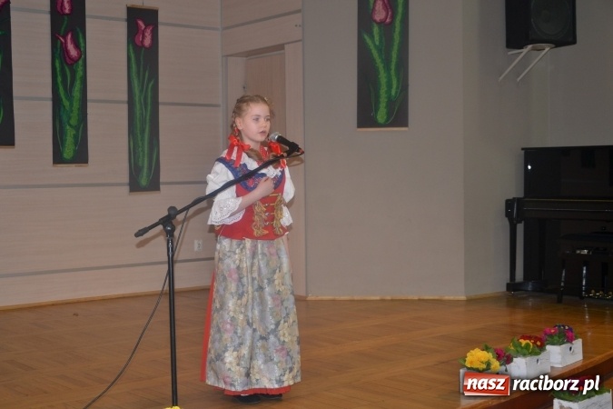 Zdjęcie w galerii na portalu naszraciborz.pl: W Tworkowie odbyła się jubileuszowa edycja Gminnego Konkursu Gwary Śląskiej wiadomości z regionu