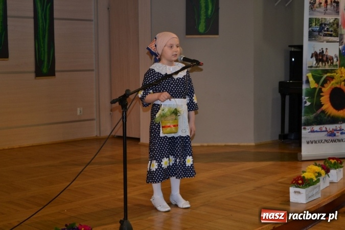 Zdjęcie w galerii na portalu naszraciborz.pl: W Tworkowie odbyła się jubileuszowa edycja Gminnego Konkursu Gwary Śląskiej wiadomości z regionu