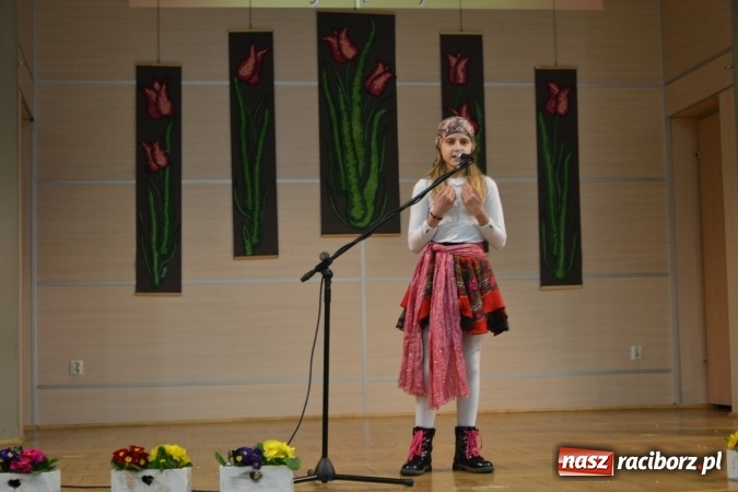 Zdjęcie w galerii na portalu naszraciborz.pl: W Tworkowie odbyła się jubileuszowa edycja Gminnego Konkursu Gwary Śląskiej wiadomości z regionu