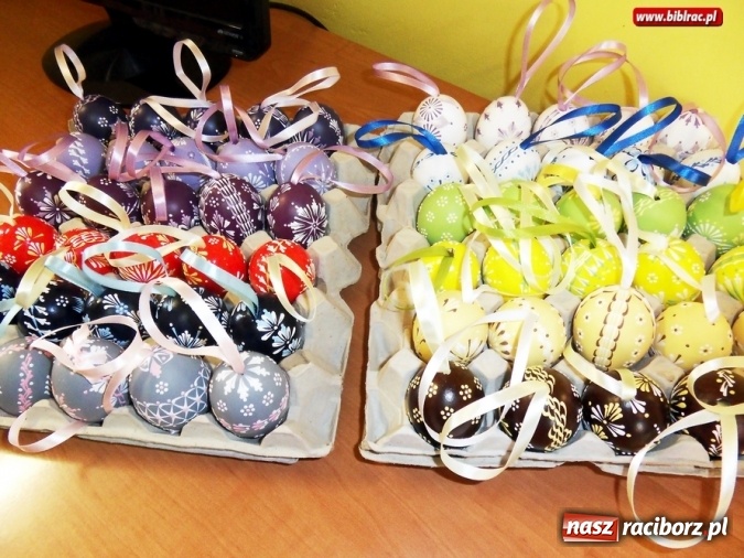 Zdjęcie w galerii na portalu naszraciborz.pl: Kraszanki, malowanki, byczki i pisanki w markowickiej bibliotece wiadomości z regionu