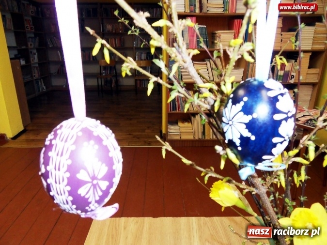 Zdjęcie w galerii na portalu naszraciborz.pl: Kraszanki, malowanki, byczki i pisanki w markowickiej bibliotece wiadomości z regionu