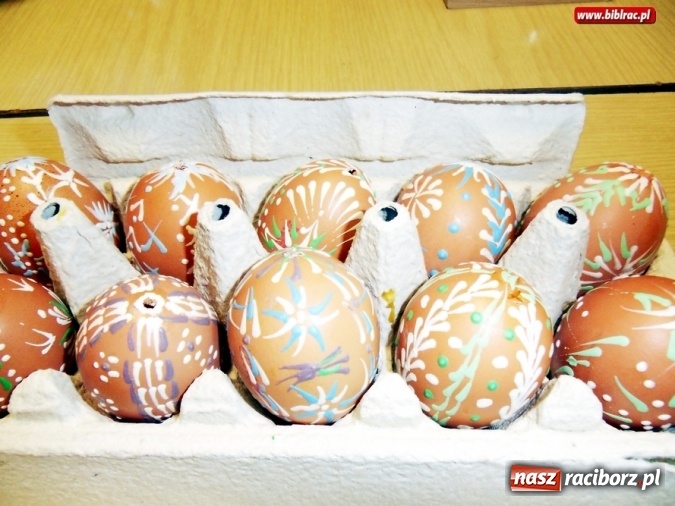 Zdjęcie w galerii na portalu naszraciborz.pl: Kraszanki, malowanki, byczki i pisanki w markowickiej bibliotece wiadomości z regionu