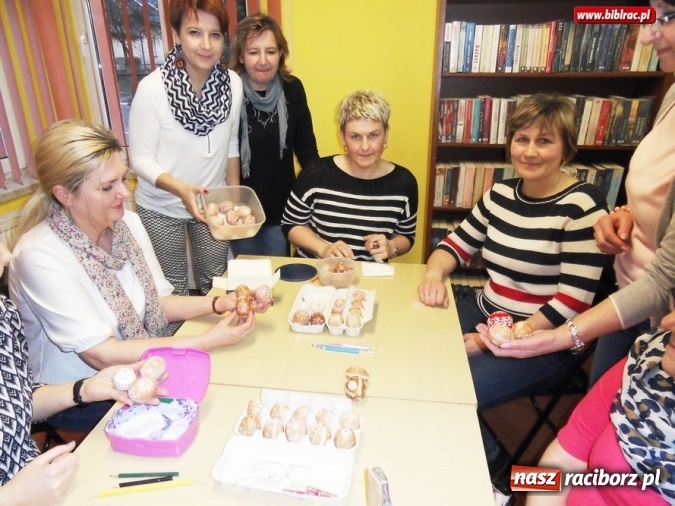 Zdjęcie w galerii na portalu naszraciborz.pl: Kraszanki, malowanki, byczki i pisanki w markowickiej bibliotece wiadomości z regionu