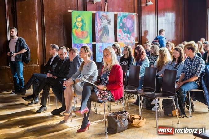 Zdjęcie w galerii na portalu naszraciborz.pl: Laureatki konkursu plastycznego w nagrodę pojadą do Strasburga! wiadomości z regionu