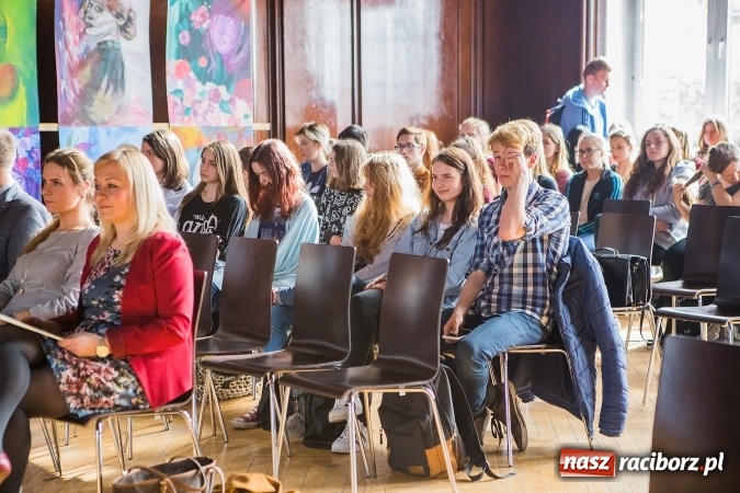 Zdjęcie w galerii na portalu naszraciborz.pl: Laureatki konkursu plastycznego w nagrodę pojadą do Strasburga! wiadomości z regionu