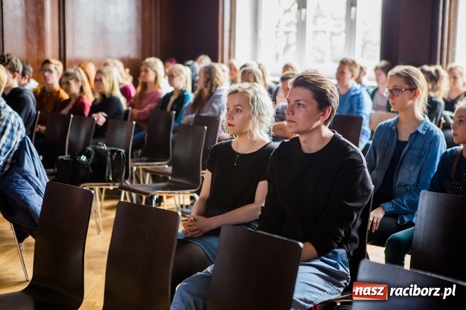 Zdjęcie w galerii na portalu naszraciborz.pl: Laureatki konkursu plastycznego w nagrodę pojadą do Strasburga! wiadomości z regionu