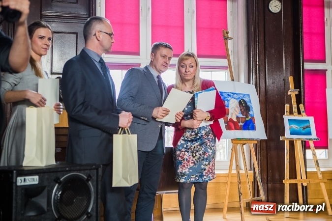 Zdjęcie w galerii na portalu naszraciborz.pl: Laureatki konkursu plastycznego w nagrodę pojadą do Strasburga! wiadomości z regionu