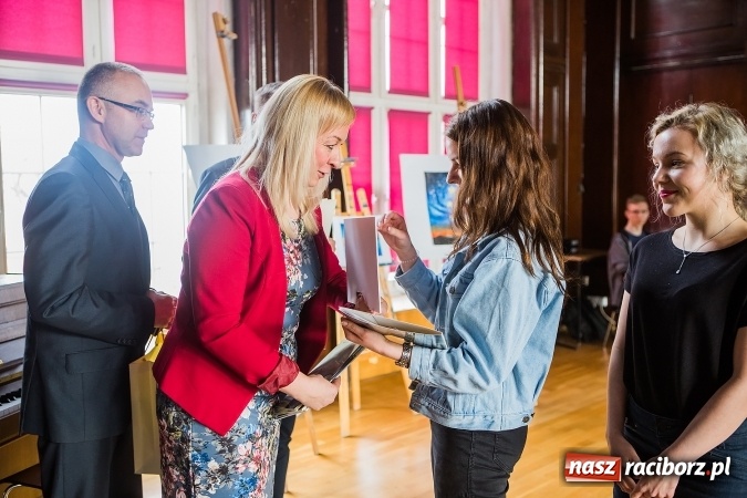 Zdjęcie w galerii na portalu naszraciborz.pl: Laureatki konkursu plastycznego w nagrodę pojadą do Strasburga! wiadomości z regionu