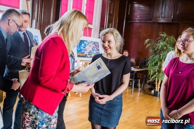 Zdjęcie w galerii na portalu naszraciborz.pl: Laureatki konkursu plastycznego w nagrodę pojadą do Strasburga! wiadomości z regionu