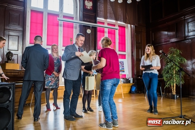 Zdjęcie w galerii na portalu naszraciborz.pl: Laureatki konkursu plastycznego w nagrodę pojadą do Strasburga! wiadomości z regionu