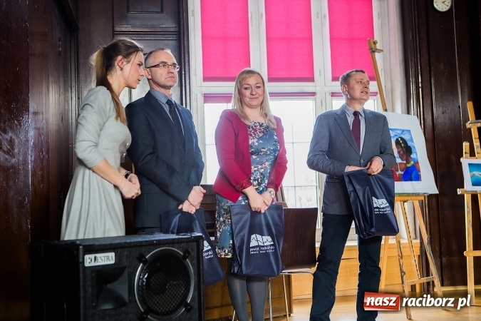 Zdjęcie w galerii na portalu naszraciborz.pl: Laureatki konkursu plastycznego w nagrodę pojadą do Strasburga! wiadomości z regionu
