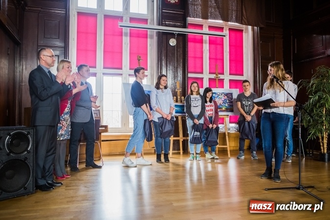 Zdjęcie w galerii na portalu naszraciborz.pl: Laureatki konkursu plastycznego w nagrodę pojadą do Strasburga! wiadomości z regionu