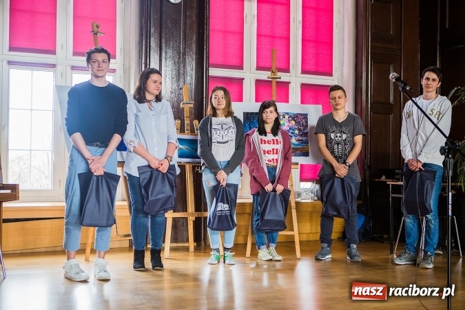 Zdjęcie w galerii na portalu naszraciborz.pl: Laureatki konkursu plastycznego w nagrodę pojadą do Strasburga! wiadomości z regionu