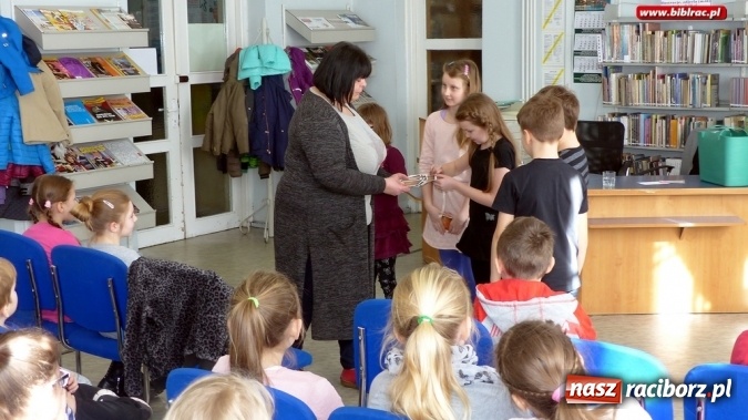 Zdjęcie w galerii na portalu naszraciborz.pl: Spotkania z Jolantą Reisch-Klose w bibliotece wiadomości z regionu