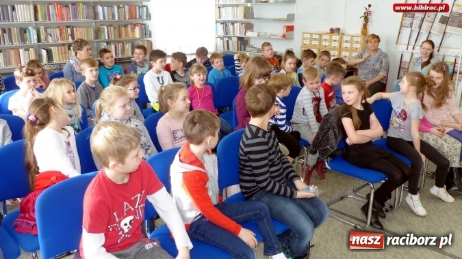 Zdjęcie w galerii na portalu naszraciborz.pl: Spotkania z Jolantą Reisch-Klose w bibliotece wiadomości z regionu