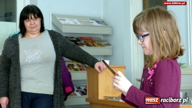 Zdjęcie w galerii na portalu naszraciborz.pl: Spotkania z Jolantą Reisch-Klose w bibliotece wiadomości z regionu