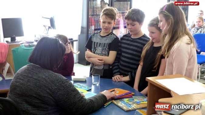 Zdjęcie w galerii na portalu naszraciborz.pl: Spotkania z Jolantą Reisch-Klose w bibliotece wiadomości z regionu